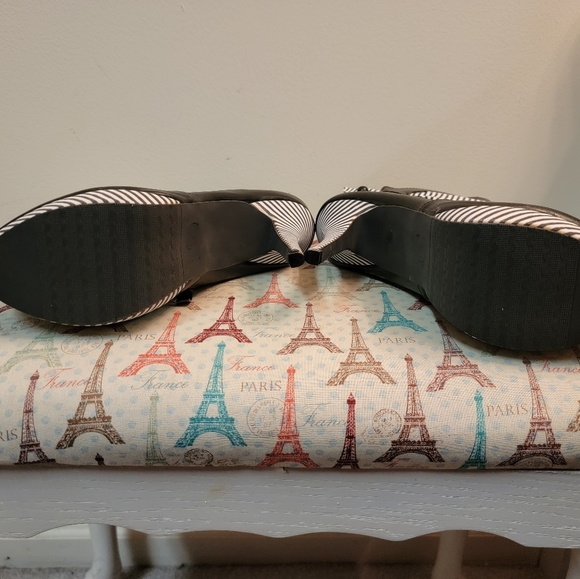 Black and white booties - Picture 5 of 6